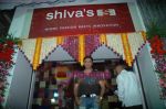 Madhur Bhandarkar at Shiva_s salon Launch in Andheri on 21st Nov 2010 (14).JPG